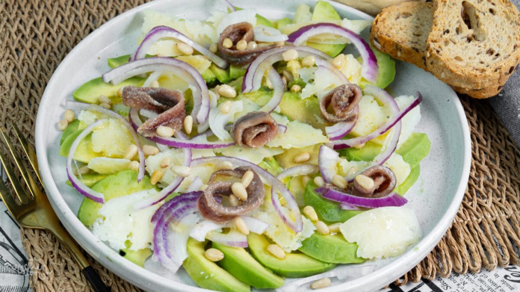 Savourez un carpaccio d’avocat aux anchois : une recette fraîche à essayer absolument