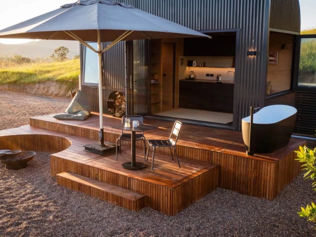 Découvrez Cette Tiny House Étonnante avec un Mur d’Escalade à la Place d’une Échelle – Une Idée Brillante!