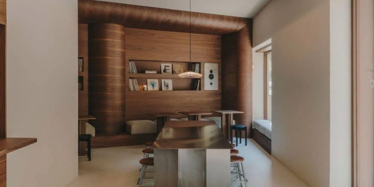 Découvrez Comment un Café de Barcelone a Révolutionné l'Expérience Musicale en S'inspirant du Japon ! - plare. Découvrez Comment un Café de Barcelone a Révolutionné l’Expérience Musicale en S’inspirant du Japon !