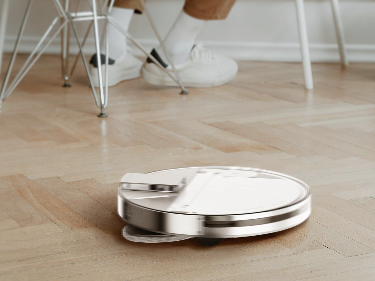 Decouvrez ce Robot Aspirateur Transparent Inspire par Nothing Un - plare.