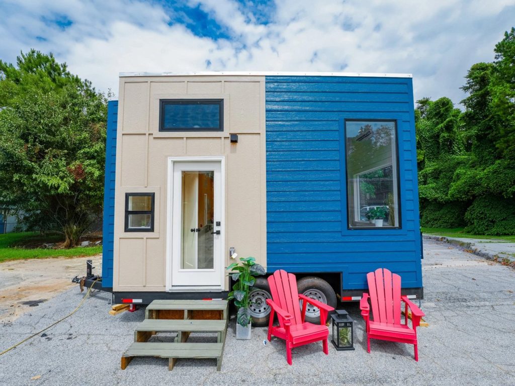 Découvrez cette Tiny Home de 4,8 mètres avec Cuisine, Bureau et Chambre Complète, le Tout Pour Moins de 40K !