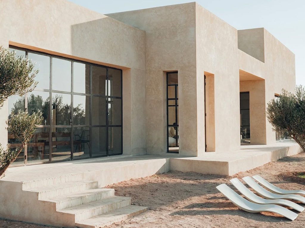 Découvrez cette Villa Marocaine Minimaliste qui Reste Confortable Toute l’Année sans Climatisation ni Chauffage !