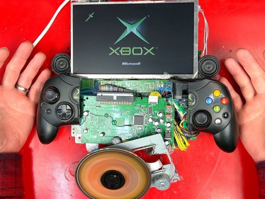Découvrez cette Xbox portable avec lecteur DVD et écran salvaged : un bijou parfait pour un monde à la Mad Max !