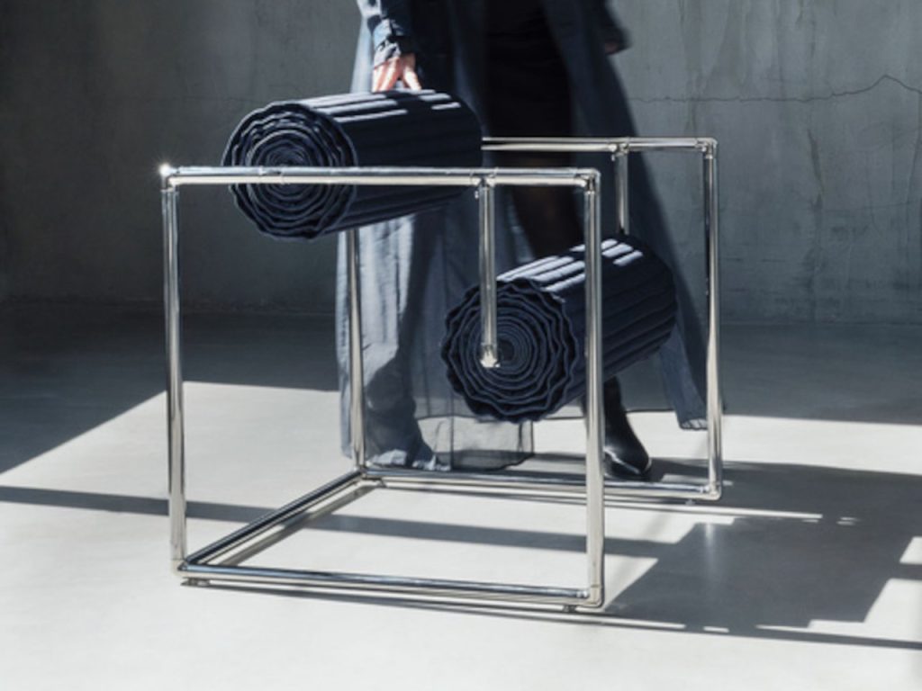 Découvrez la Chaise Roll-up de Caroline Chao : Une Révolution de Mobilier Écologique en Jean Recyclé G-STAR !