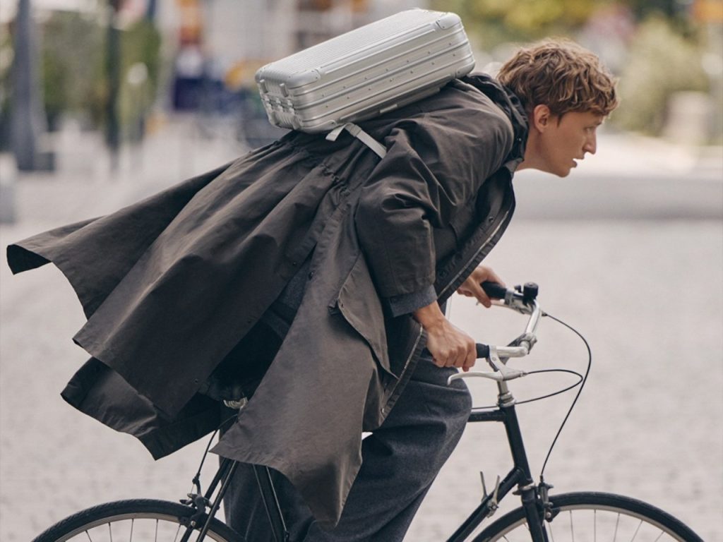 Découvrez le Sac à Dos Original Rimowa : Un Luxe Anodisé Ultra-Résistant pour un Usage Quotidien Indispensable !