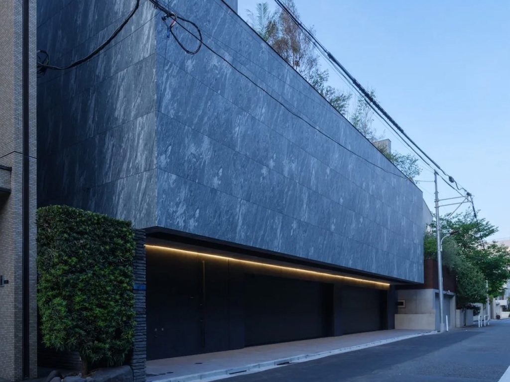 Découvrez le Secret Étonnant Caché dans Cette Maison Brutaliste de Tokyo !