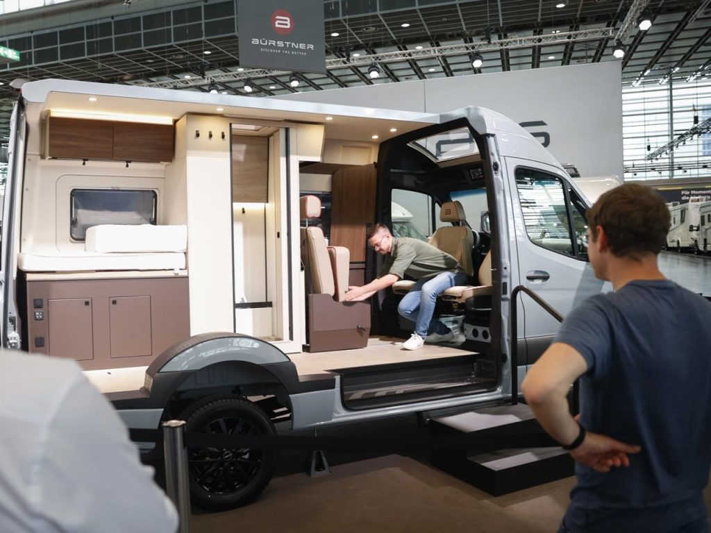 Découvrez le fourgon aménagé Burstner Habiton : Salle de bain coulissante et dinette escamotable pour un confort inégalé !