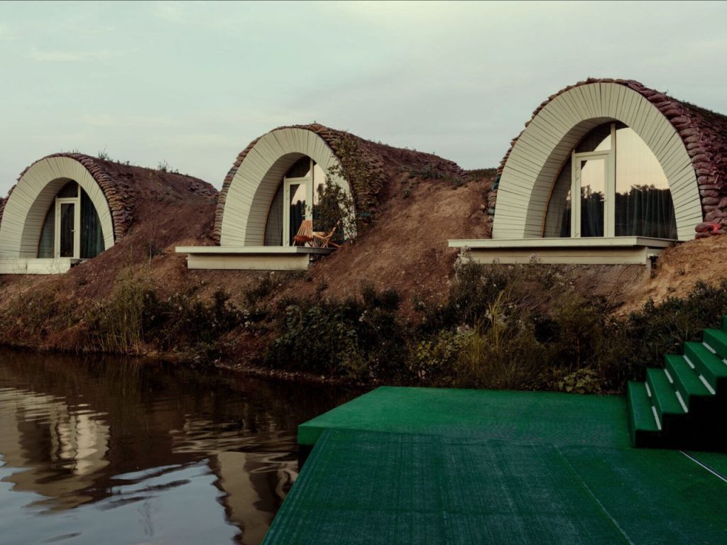 Découvrez les Maisons Hobbit de Moldavie : L’Éco-Magie au Cœur d’un Univers Mythique et Artisanal !