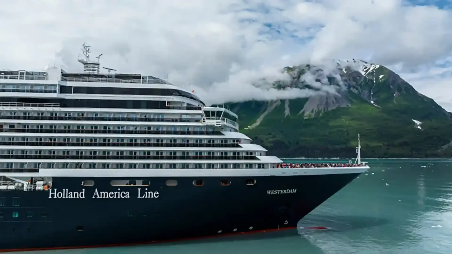 El Zuiderdam de Holland America Line aide un voilier près de Boston : une expérience maritime unique en son genre