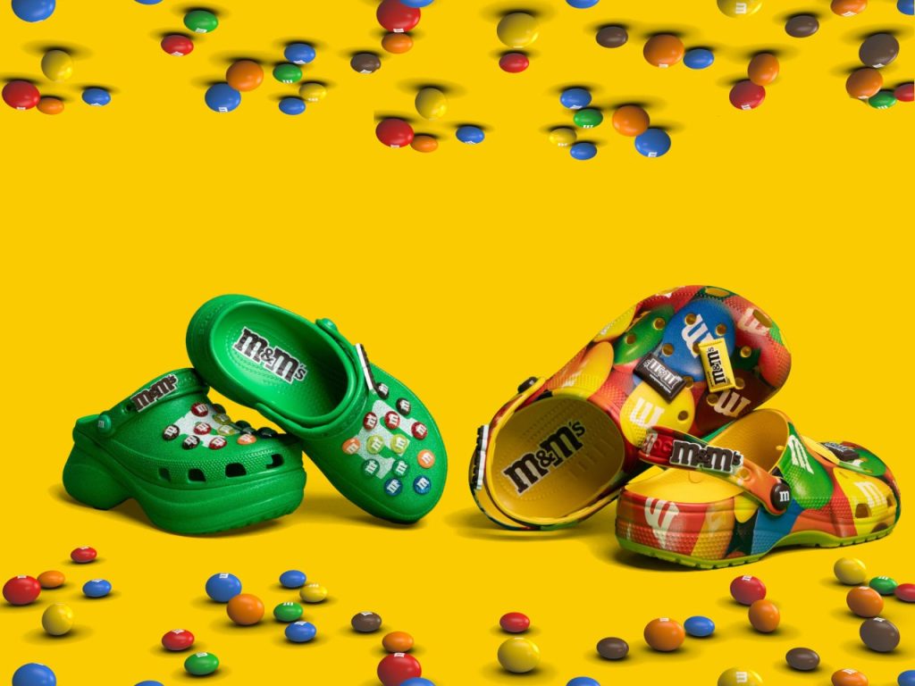 M&M’s et Crocs Unissent leurs Forces : Découvrez les Sabots Colorés Sucrés qui Font Craquer le Design !