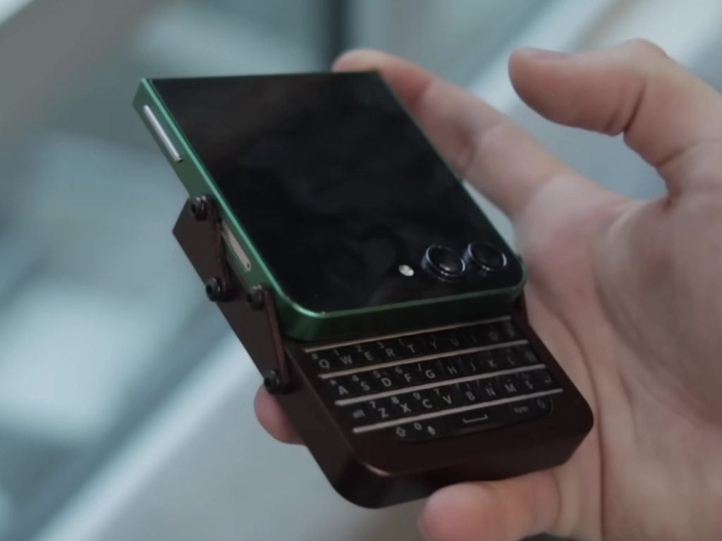 Transformez Votre Galaxy Z Flip Abîmé en Un Smartphone Innovant avec des Touches BlackBerry ! Découvrez Comment !