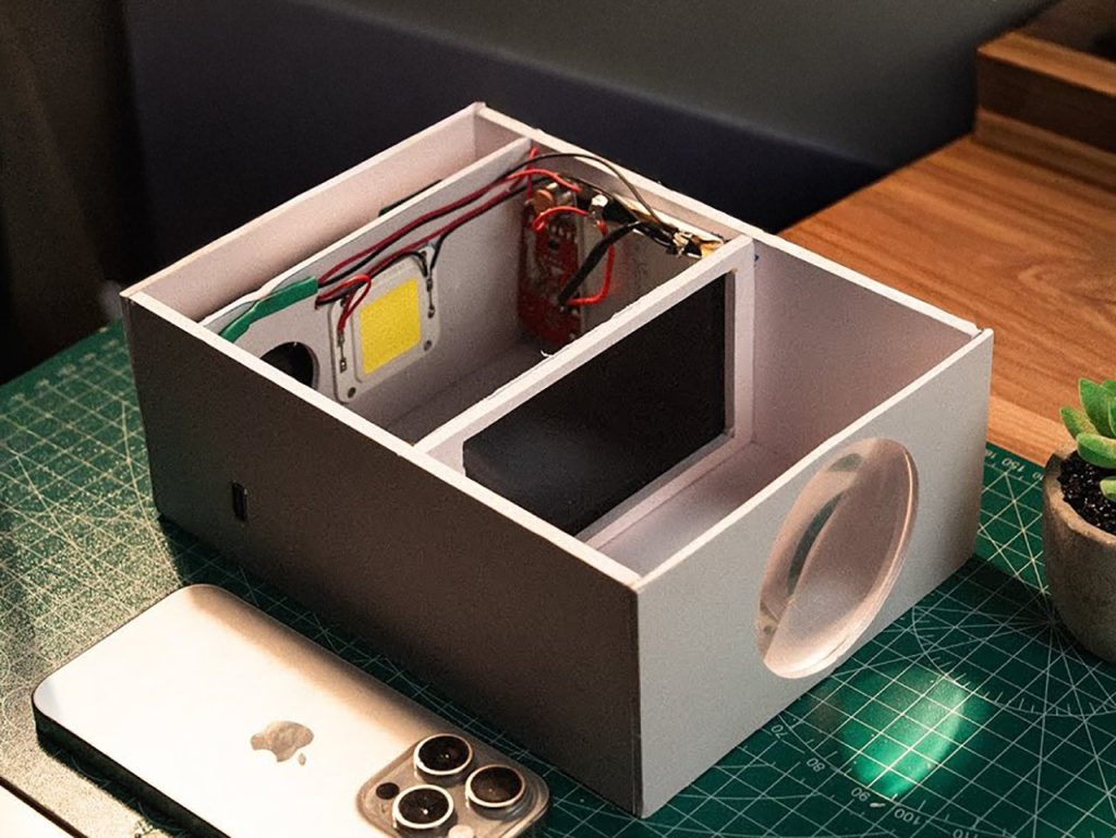 Transformez Votre Smartphone en Mini Projecteur Étonnant avec des Pièces de Power Bank : Un Projet DIY Incontournable !