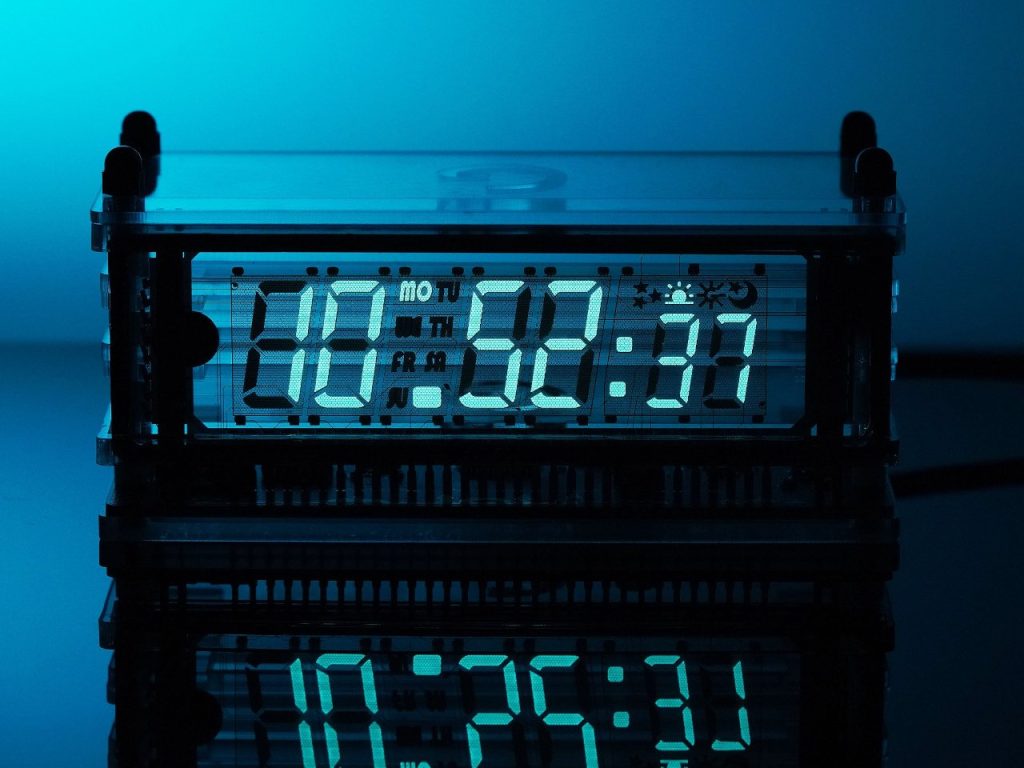 Transformez Votre Horloge avec un Éblouissant Écran Fluorescent à Vide et le Charme des Tubes Nixie ! Découvrez la Technologie Moderne à Travers le Vintage !