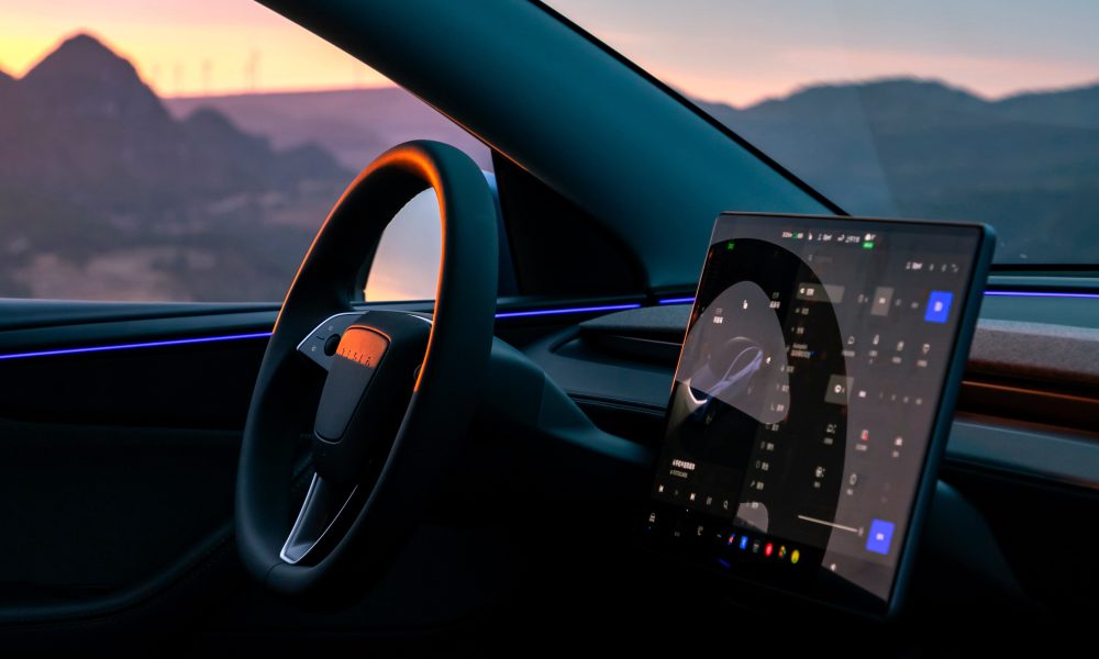Tesla améliore la conduite autonome avec une fonctionnalité secrète révélatrice