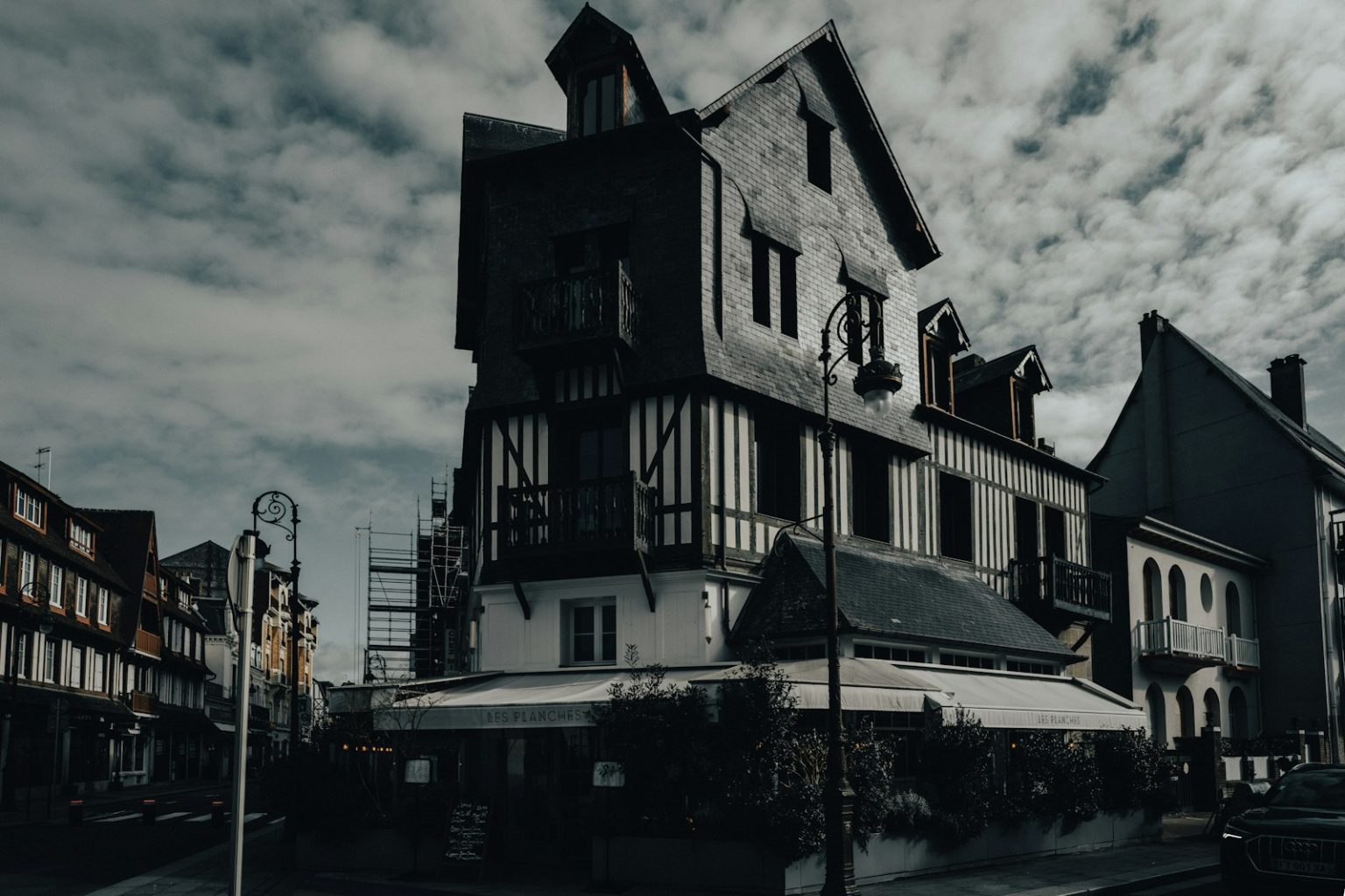 Visitez Édimbourg : vivez l’expérience Mount Royal Hotel au cœur de la capitale écossaise A black and white photo of a large building