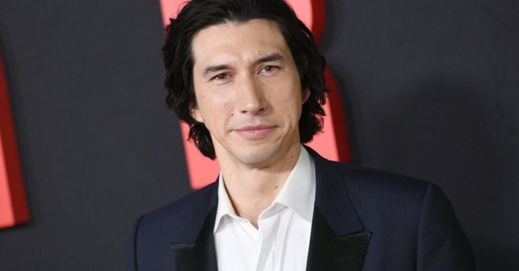 Adam Driver brille dans Rabbit Rabbit, la nouvelle série captivante de Netflix Rabbit Rabbit: Adam Driver protagonista della nuova serie Netflix