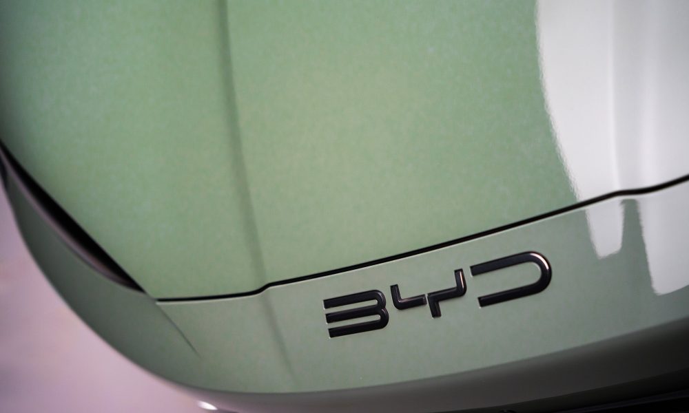 Tesla face à la chute des bénéfices de son plus grand concurrent en Chine : un nouveau défi pour le marché électrique