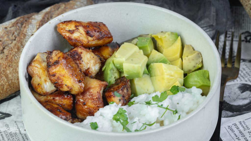 « Poke bowl au poulet et à l’avocat : une recette fraîche et savoureuse à essayer »