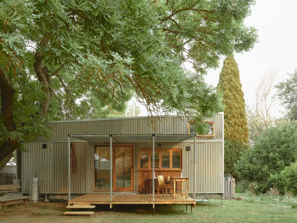 Découvrez Ce Tiny Home de 26 Pieds avec Laveuse, Lave-Vaisselle et Plafonds de 10 Pieds : Un Espaces Épatant!