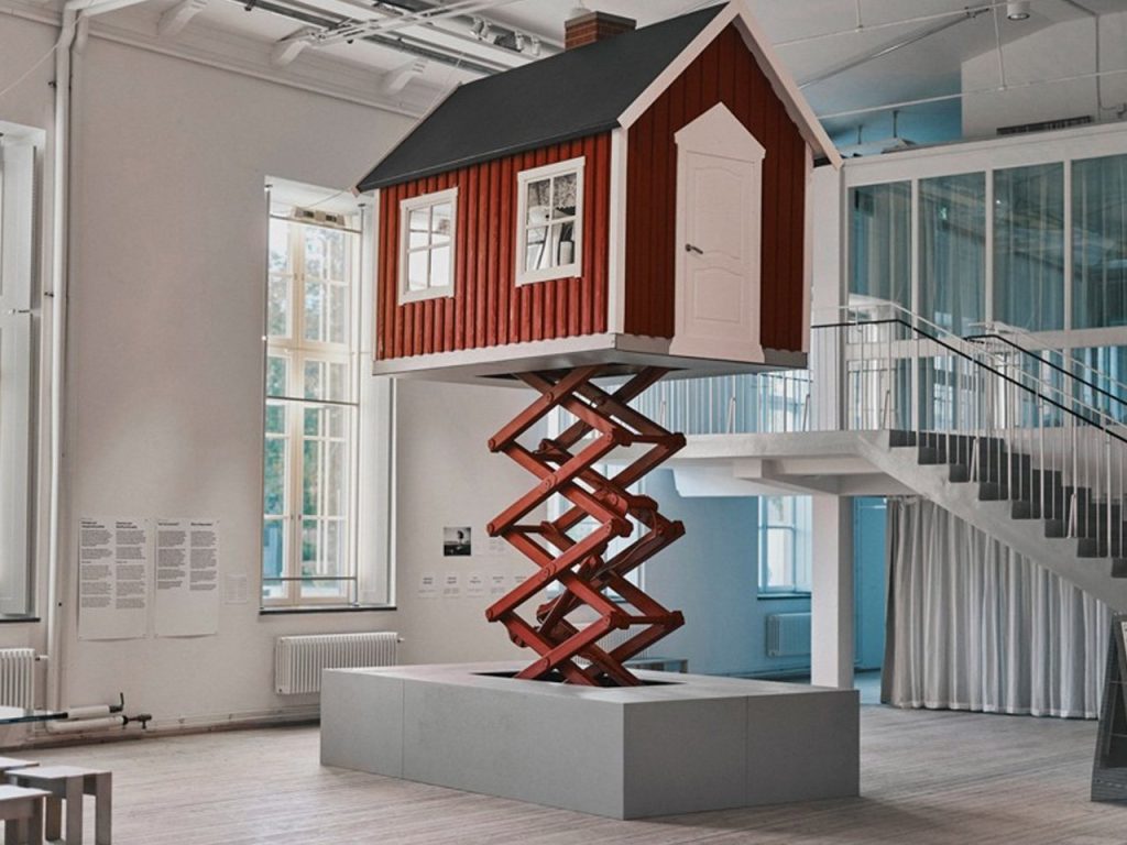 Découvrez Comment Cette Maison Rouge S’élève de 20 Pieds Avec Un Système de Levage En Cas d’Inondation!