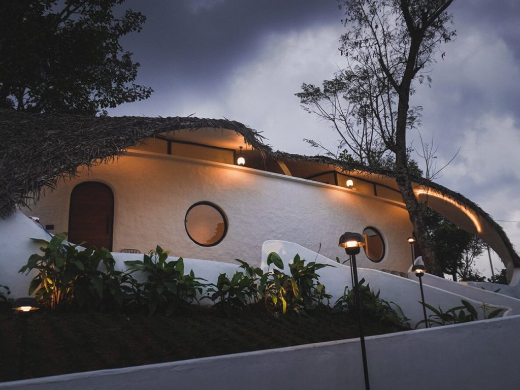 Découvrez l’Étonnant Éco-Retreat en Araché: Fusion Parfaite de Boue et de Mathématiques en Inde!