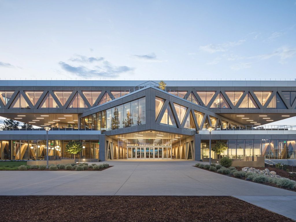 Découvrez le Nouveau Bâtiment de BIG à LA : Une Architecture Étonnante Qui Empile à 45 Degrés comme un Jenga !