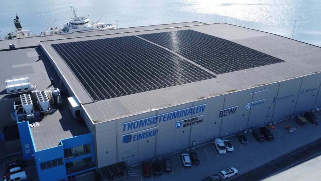 El plus grand système solaire vertical au monde fonctionne sur le toit de Tromsø