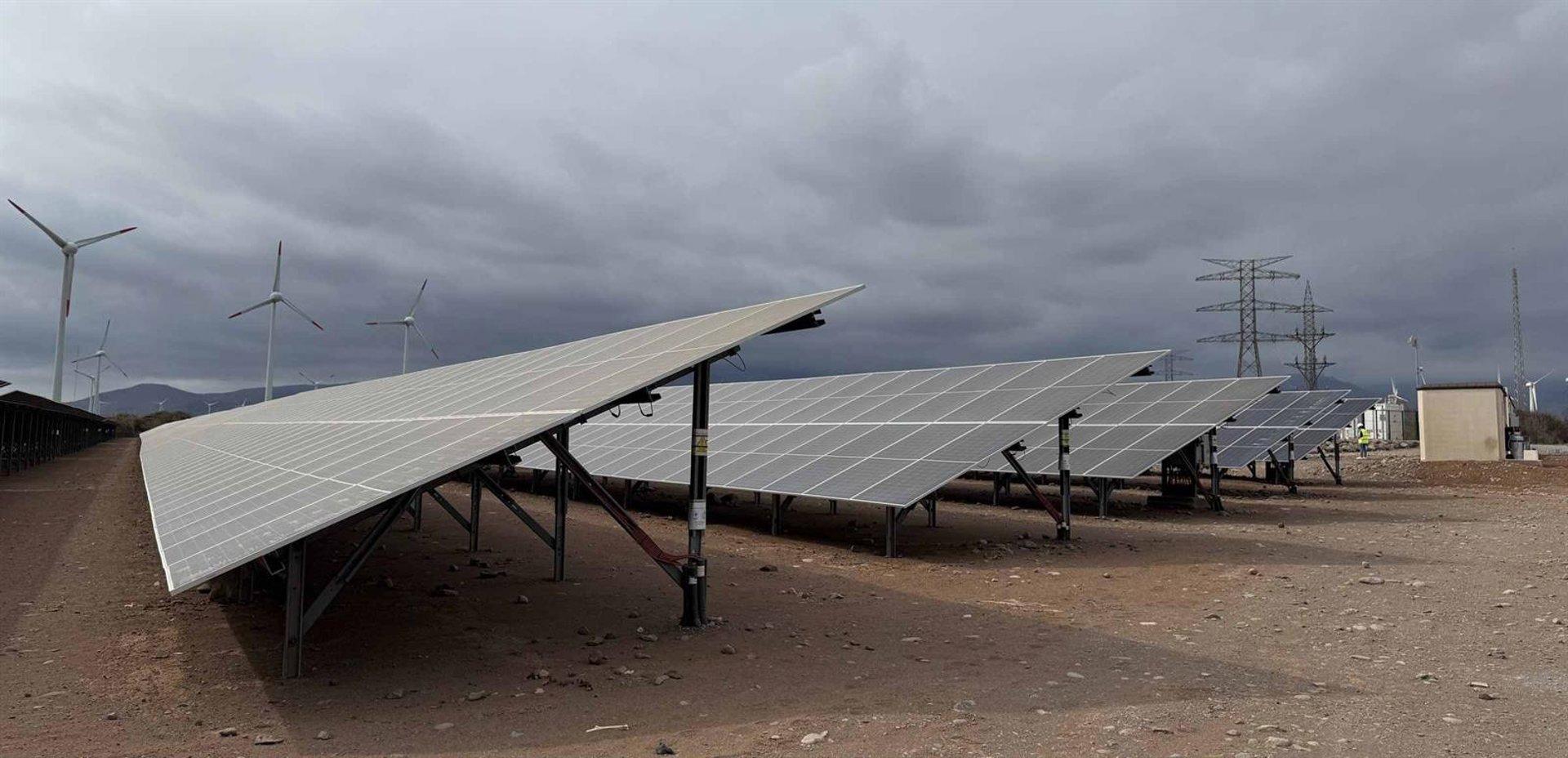 Tecnología grid forming y robot de limpieza en planta solar