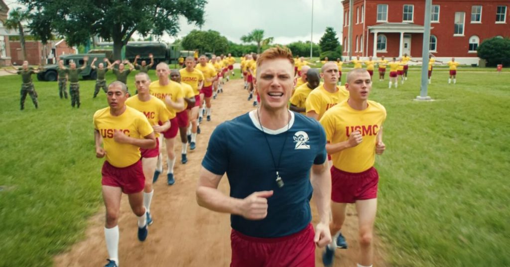 La série Netflix qui a choqué le Pentagone : l’histoire d’un cadet gay des années 90 La serie Netflix che ha irritato il Pentagono: la storia vera di un cadetto gay negli anni Novanta