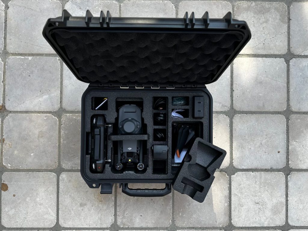 Le DJI Mavic 3E, mis à jour après une décennie, offre des performances exceptionnelles pour les professionnels de la photogrammétrie et de l’inspection. Doté d’un capteur CMOS 4/3 de 20 MP avec obturateur mécanique, il garantit des images précises et détaillées. Son autonomie de vol atteint 45 minutes, idéale pour des missions longues et exigeantes. De plus, il est équipé d’un système de transmission d’images DJI O3 Enterprise et d’un évitement d’obstacles omnidirectionnel, assurant sécurité et fiabilité lors des opérations. (store.cmfd.fr) Le DJI Mavic 3E, mis à jour après une décennie, offre des performances exceptionnelles pour les professionnels de la photogrammétrie et de l'inspection. Doté d'un capteur CMOS 4/3 de 20 MP avec obturateur mécanique, il garantit des images précises et détaillées. Son autonomie de vol atteint 45 minutes, idéale pour des missions longues et exigeantes. De plus, il est équipé d'un système de transmission d'images DJI O3 Enterprise et d'un évitement d'obstacles omnidirectionnel, assurant sécurité et fiabilité lors des opérations. (store.cmfd.fr)