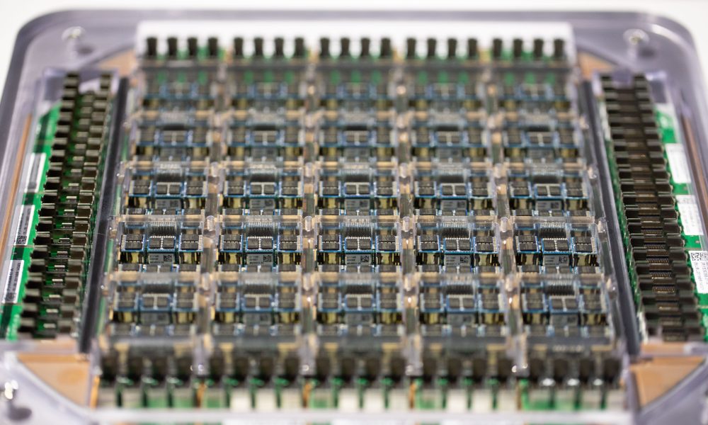 Tesla dévoile la feuille de route ambitieuse de son puce AI5 pour la production