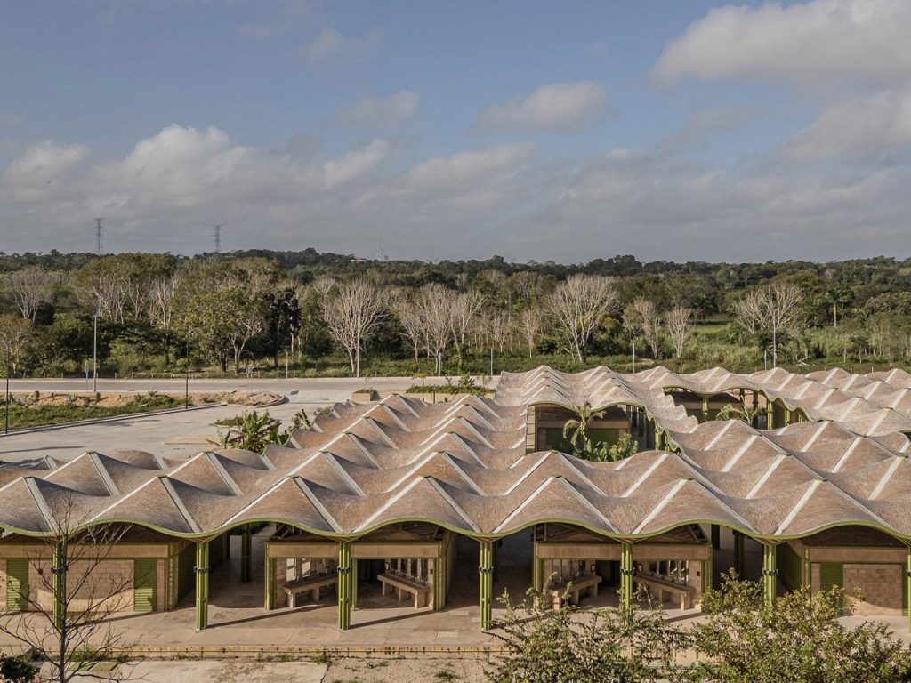 Umbrella Roofs: Découvrez Comment Aidia Studio Réinvente le Marché Mexicain pour un Impact Réel
