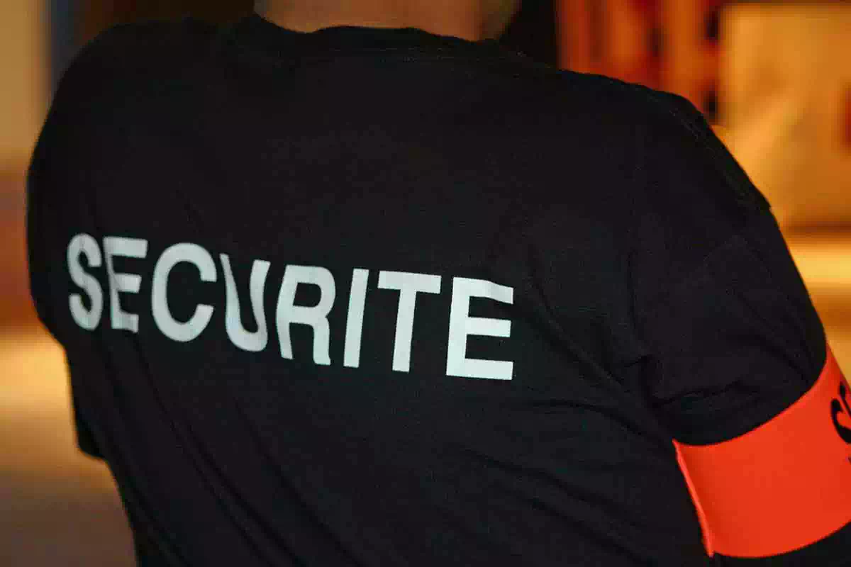 découvrez le métier d'agent de sécurité chez google : missions, compétences requises, salaires et conditions de travail pour assurer la sécurité des sites et des données de l'entreprise.