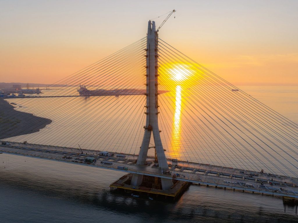 Découvrez le Pont à Un Seul Mat de Zaha Hadid : L’Œuvre Qui Redéfinit l’Architecture Moderne !