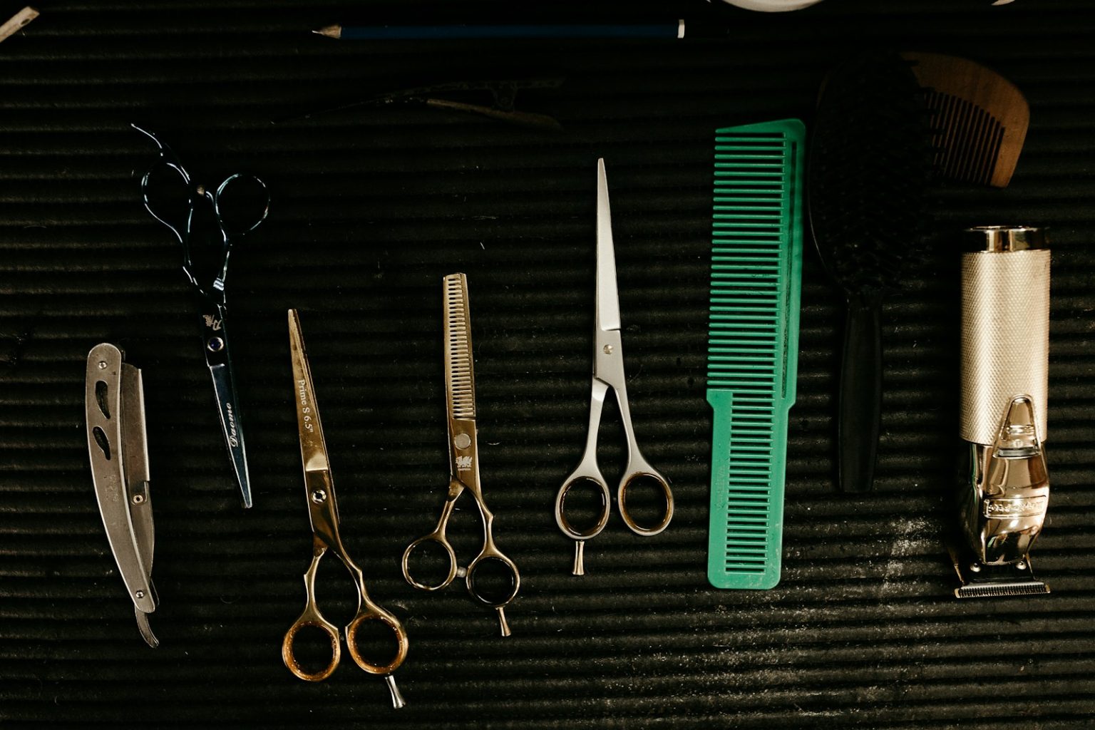 Comment entretenir sa barbe au quotidien : guide complet et astuces 2025 black handled scissors beside green hair comb and black handled scissors