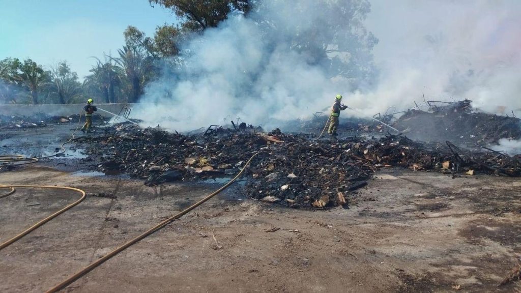 Incendie maîtrisé à Crevillent : intervention spectaculaire près d’une installation de recyclage
