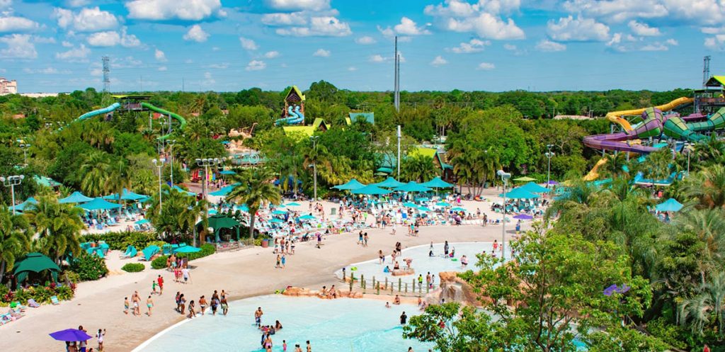 Orlando, en Floride, est réputée pour ses parcs aquatiques exceptionnels qui offrent des expériences inoubliables aux visiteurs de tous âges. Voici une sélection des parcs aquatiques les plus remarquables de la région :
Aquatica Orlando
Ce parc aquatique, propriété de SeaWorld, combine des attractions palpitantes avec des rencontres rapprochées avec la vie marine. Parmi ses attractions phares, on trouve le ‘Dolphin Plunge’, un toboggan traversant un tunnel transparent entouré de dauphins, et le ‘Riptide Race’, le plus haut toboggan de course en duo au monde. (tintatic.com)
Disney’s Typhoon Lagoon
Situé au sein du Walt Disney World Resort, ce parc aquatique est célèbre pour sa piscine à vagues, la plus grande d’Amérique du Nord, et ses toboggans tels que le ‘Humunga Kowabunga’, offrant des descentes vertigineuses. (wenttrip.com.br)
Disney’s Blizzard Beach
Inspiré d’une station de ski fondue, ce parc propose des toboggans rapides, des rivières à courant doux et des zones de détente au bord de la piscine. Le ‘Summit Plummet’ est un toboggan emblématique offrant une chute presque verticale à grande vitesse. (todosmascerca.com)
Universal’s Volcano Bay
Ce parc aquatique de 11 hectares, situé au sein du Universal Orlando Resort, est dominé par un volcan central abritant des attractions telles que la montagne russe aquatique ‘Krakatau’ et le toboggan ‘Ko’okiri Body Plunge’. Le parc utilise la technologie TapuTapu, permettant de réserver des créneaux horaires pour les attractions sans faire la queue. (wenttrip.com.br)
LEGOLAND Florida Water Park
Idéal pour les familles avec de jeunes enfants, ce parc aquatique adjacent au parc à thème LEGOLAND propose des attractions interactives comme le ‘Build-A-Raft River’, où les enfants peuvent construire leur propre radeau LEGO, et le ‘Joker Soaker’, une aire de jeux aquatiques avec des toboggans et un seau d’eau géant. (visitflorida.com)
Chacun de ces parcs offre une expérience unique, alliant détente et adrénaline, pour faire de votre visite à Orlando un souvenir mémorable.