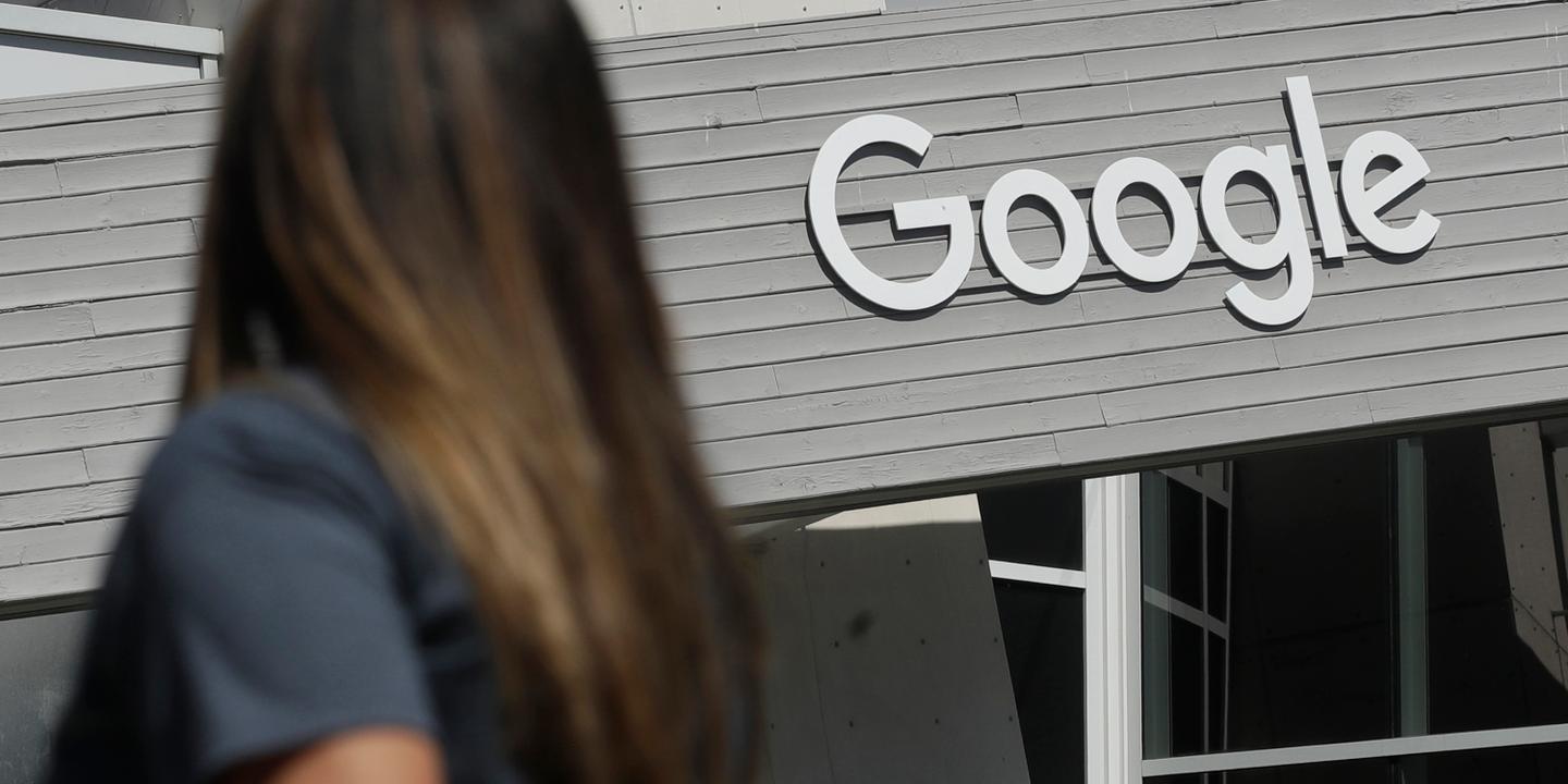 découvrez comment les éditeurs italiens unissent leurs forces pour riposter contre google et défendre leurs droits d’auteur face aux géants du numérique. analyse des enjeux et des conséquences pour l'industrie des médias en italie.
