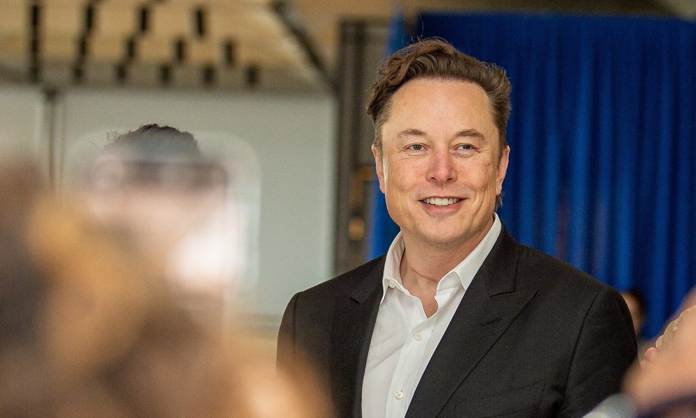 Les actionnaires de Tesla approuvent officiellement la prime de performance 2025 d’Elon Musk
Les actionnaires de Tesla ont donné leur approbation officielle à la prime de performance 2025 d’Elon Musk, renforçant ainsi la position de l’entreprise sur le marché.
Cette décision intervient alors que le cours de l’action Tesla (TSLA) est actuellement de 445,91 USD, avec une variation de -16,14 USD (-3,49%) par rapport à la clôture précédente.
Au taux de change actuel, 1 USD équivaut à 0,8665 EUR (exchange-rates.org), ce qui place le cours de l’action à environ 386,50 EUR.
Cette approbation pourrait influencer positivement la perception des investisseurs et la performance future de Tesla.
