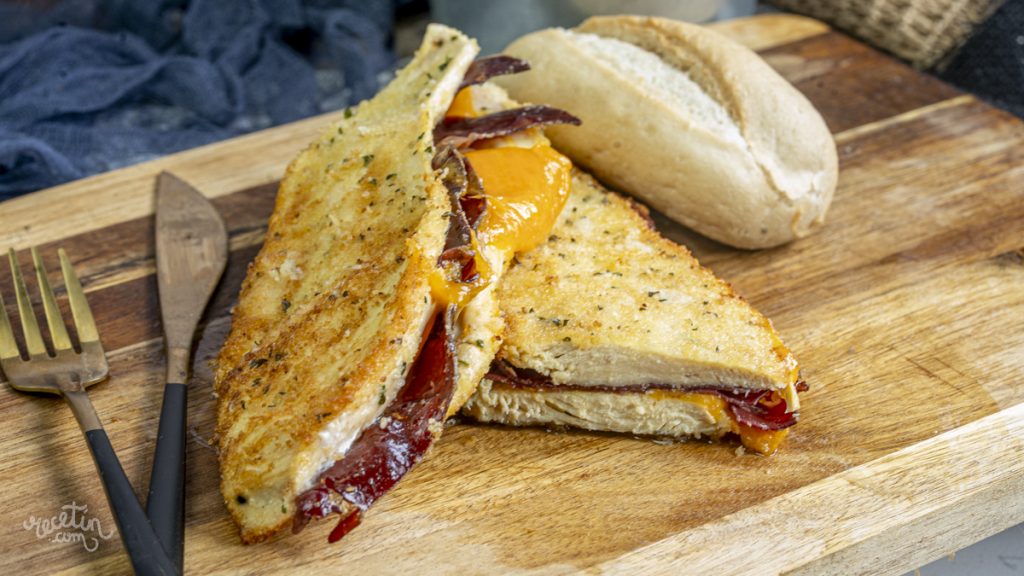 Savourez des san jacobos de poulet de campagne garnis de cecina et de fromage cheddar délicieux