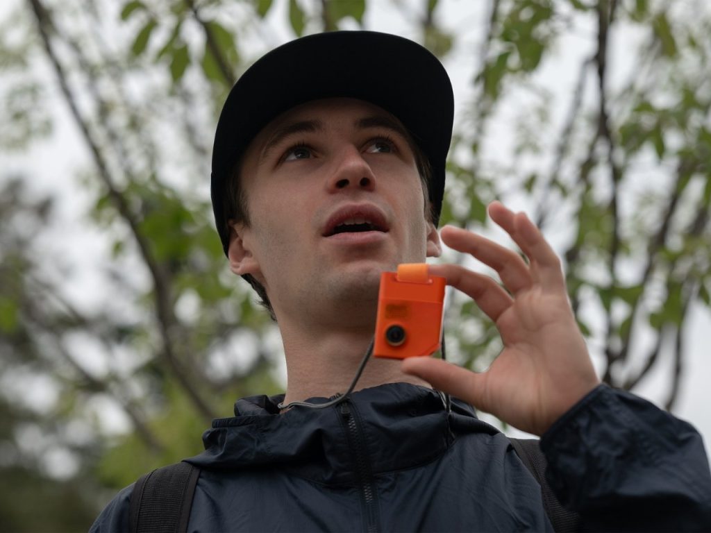 Découvrez Comment Cet Appareil AI Transforme Vos Voyages Solitaires en Aventures Inoubliables!