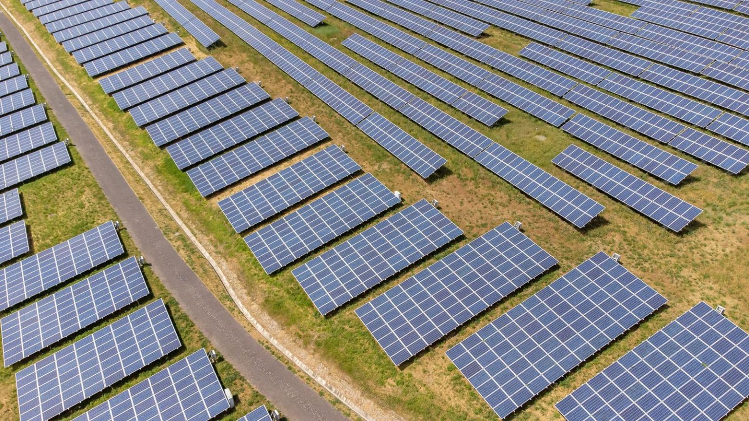 EiDF lance ses trois premiers parcs solaires connectés au réseau pour une énergie verte durable