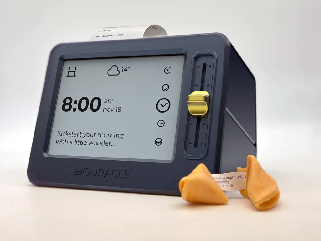 Découvrez le Réveil E Ink qui Imprime Vos Adivinements et Blagues en Temps Réel !