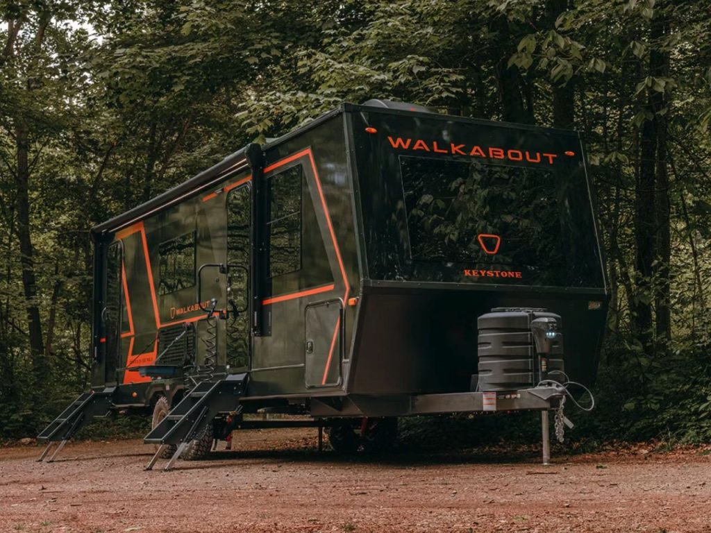 Découvrez le Walkabout 26 Max : la caravane révolutionnaire avec plafond rétractable et espace de chargement optimisé !