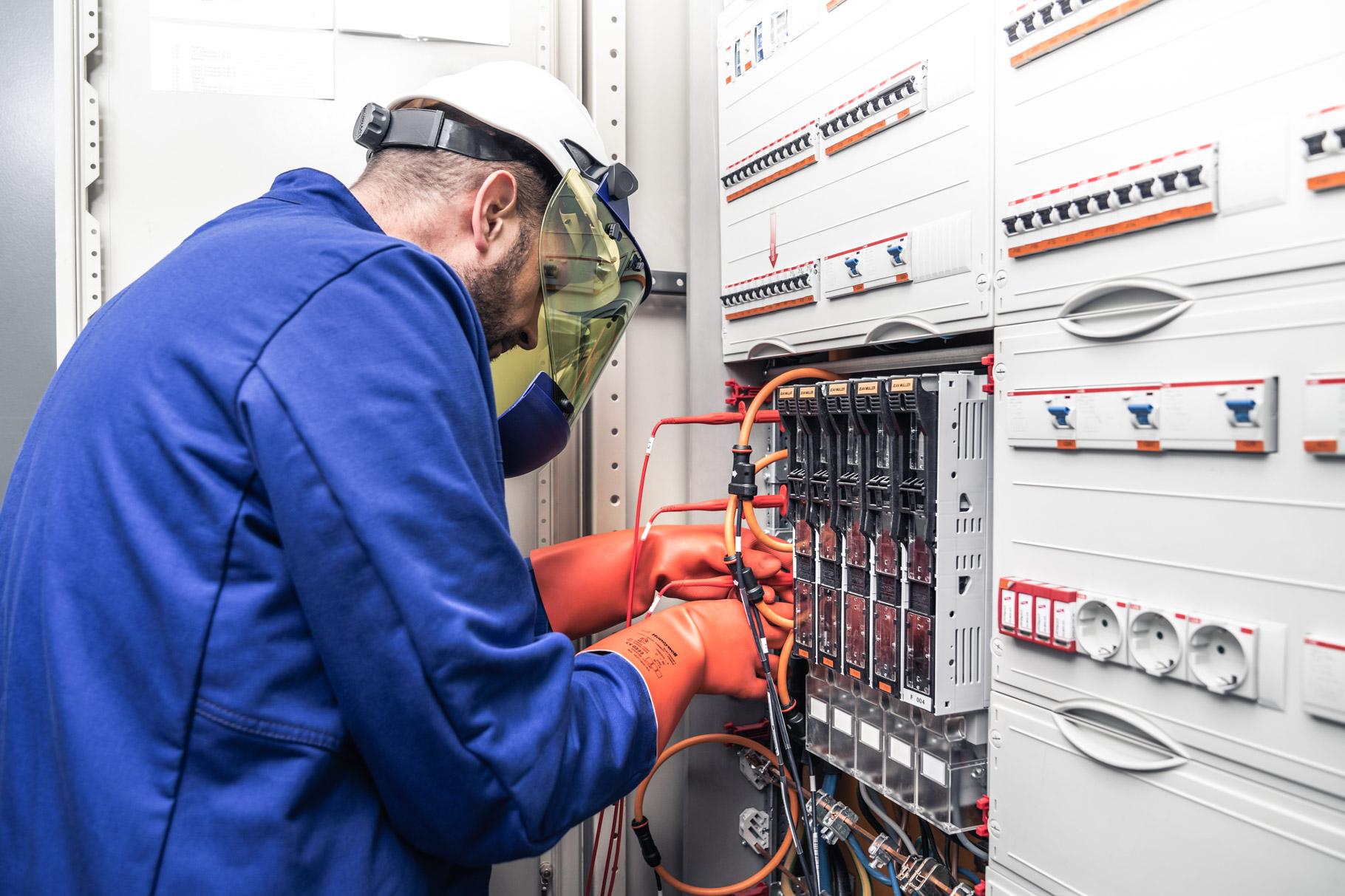 Contrôle de tension électrique dans les réseaux Contrôle de tension électrique dans les réseaux