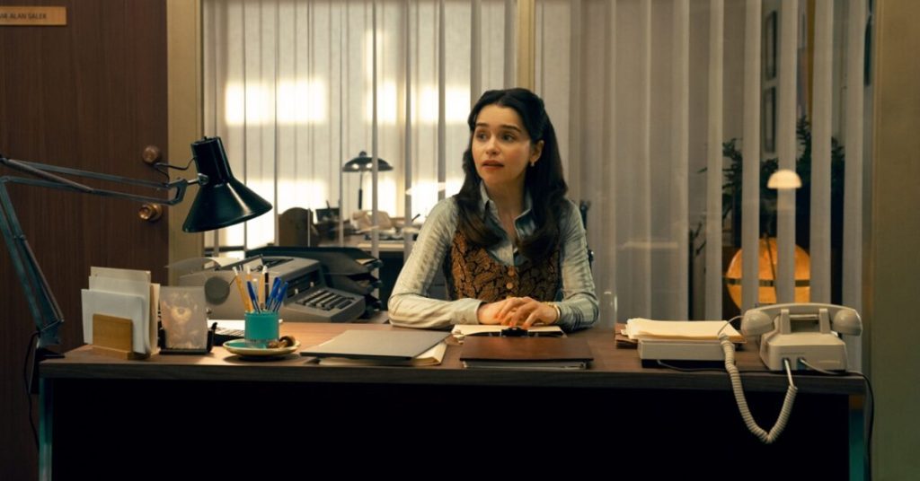 Ponies: le prime immagini della serie Peacock con Emilia Clarke