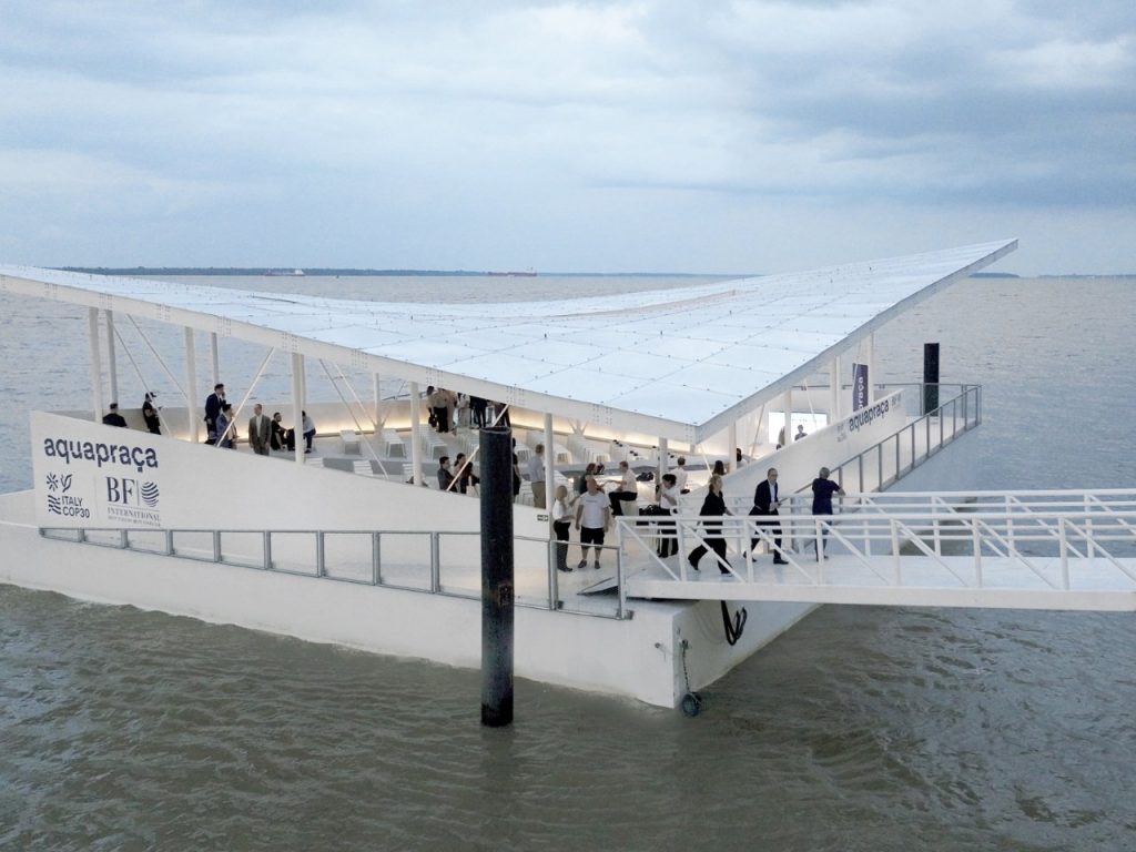 Découvrez cette Plaza Flottante en Amazonie : L’Architecture Climatique Révélée !