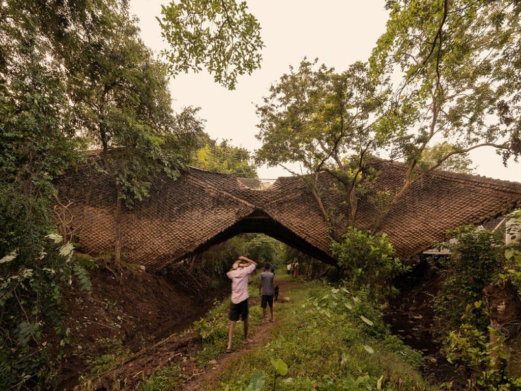 Découvrez la Maison en Forme de Pont Qui Suspend son Charme Entre Deux Collines Verdoyantes!