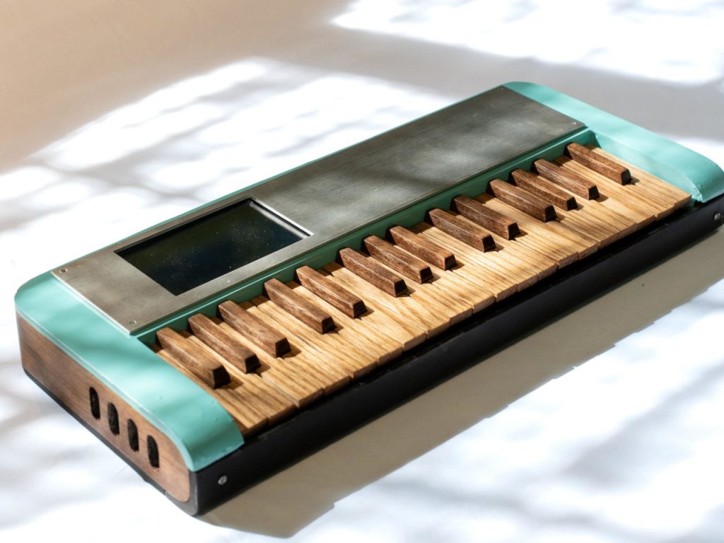 Découvrez le Synthétiseur Étonnant Fabriqué en Carton et Bois de Noyer !