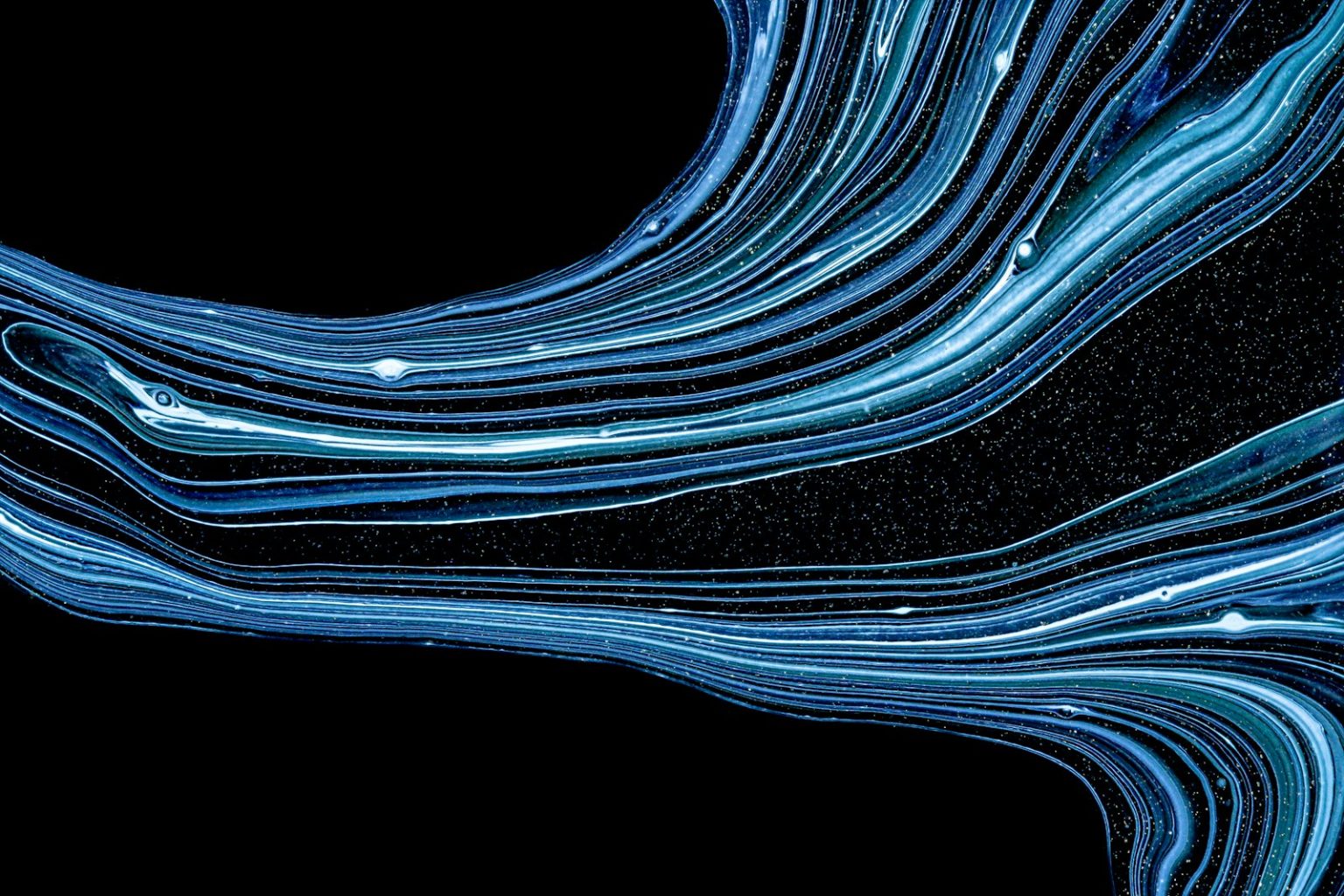 Pourquoi le flux piéton est devenu l’indicateur n°1 du commerce de centre-ville blue and white light streaks